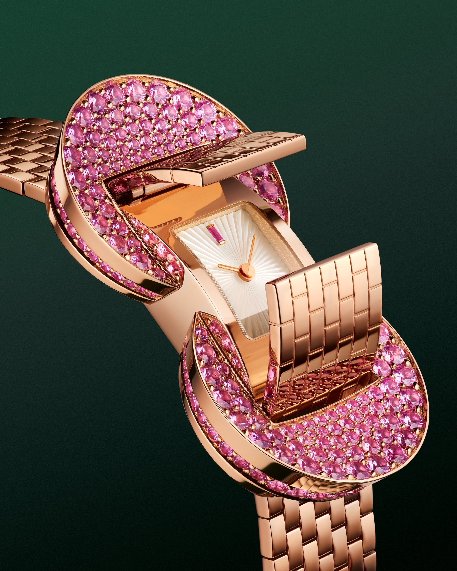 Van Cleef & Arpels Unveils the Art of Concealed Luxury at DWW