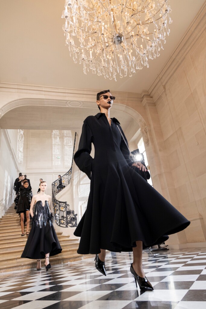 【VALENTINO】バレンティノ 2025-2026aw フーディ ブラック ヴァレンティノ(VALENTINO) 2025年春夏ウィメンズコレクション