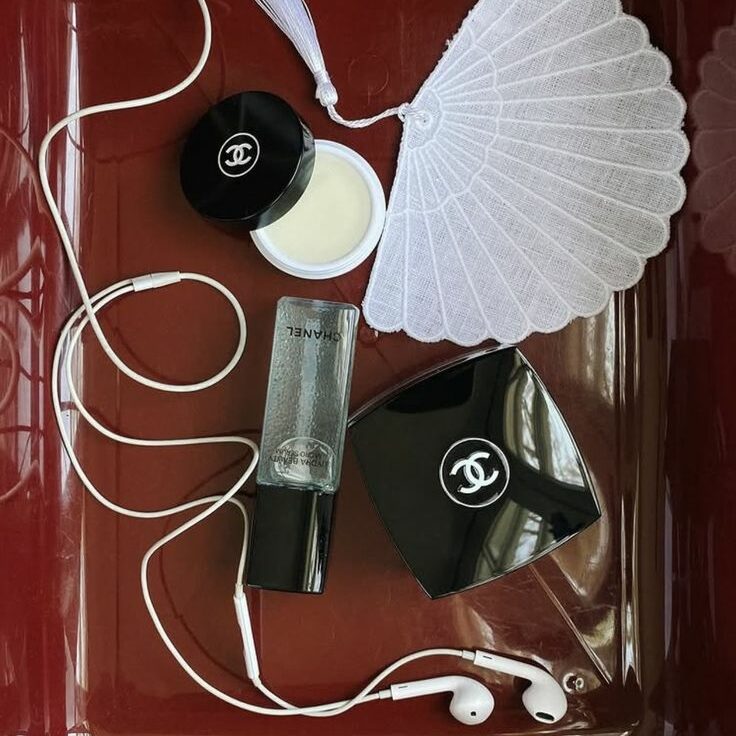Wired Earphones: Fashion’s Unexpected Comeback